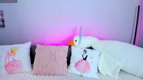 Snapshot of evarey_ chatting on 04/03/26, 04:32 Adelina online show from 04/03/26, 04:32