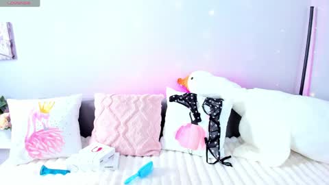 Snapshot of evarey_ chatting on 04/07/26, 04:35 Adelina online show from 04/07/26, 04:35