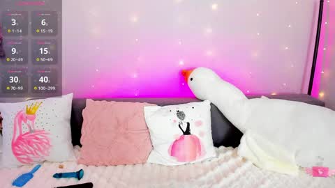 Snapshot of evarey_ chatting on 04/09/26, 05:18 Adelina online show from 04/09/26, 05:18