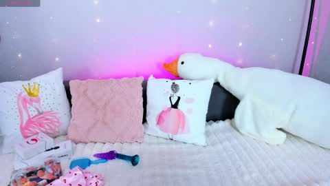 Snapshot of evarey_ chatting on 04/13/26, 04:51 Adelina online show from 04/13/26, 04:51