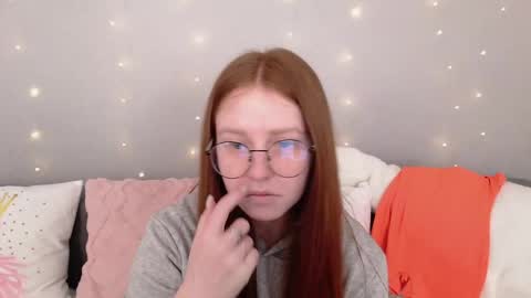 Snapshot of evarey_ chatting on 05/01/26, 04:17 Adelina online show from 05/01/26, 04:17