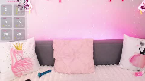 Snapshot of evarey_ chatting on 05/26/26, 05:03 Adelina online show from 05/26/26, 05:03