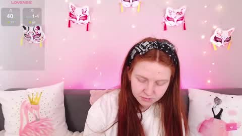 Snapshot of evarey_ chatting on 05/27/26, 05:04 Adelina online show from 05/27/26, 05:04