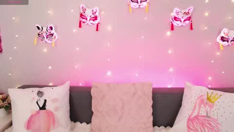 Snapshot of evarey_ chatting on 05/31/26, 04:31 Adelina online show from 05/31/26, 04:31