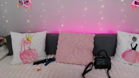 Snapshot of evarey_ chatting on 06/28/26, 05:24 Adelina online show from 06/28/26, 05:24
