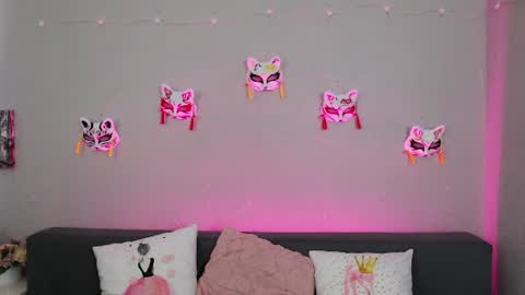 Snapshot of evarey_ chatting on 07/01/26, 04:03 Adelina online show from 07/01/26, 04:03