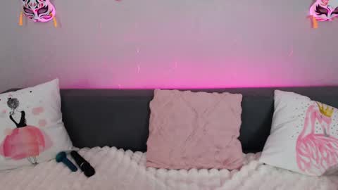 Snapshot of evarey_ chatting on 07/04/26, 04:07 Adelina online show from 07/04/26, 04:07