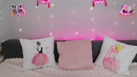 Snapshot of evarey_ chatting on 07/20/26, 03:54 Adelina online show from 07/20/26, 03:54