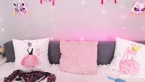Snapshot of evarey_ chatting on 07/22/26, 04:48 Adelina online show from 07/22/26, 04:48
