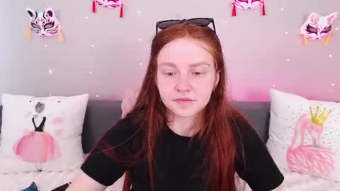 Snapshot of evarey_ chatting on 07/30/26, 07:18 Adelina online show from 07/30/26, 07:18