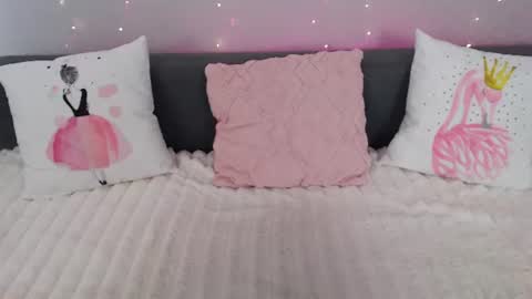 Snapshot of evarey_ chatting on 08/01/26, 04:34 Adelina online show from 08/01/26, 04:34