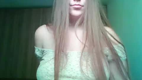 Snapshot of evasapples2026 chatting on 05/05/26, 11:02 evasapples2026 online show from 05/05/26, 11:02