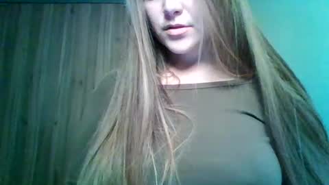 Snapshot of evasapples2026 chatting on 06/17/26, 09:27 evasapples2026 online show from 06/17/26, 09:27