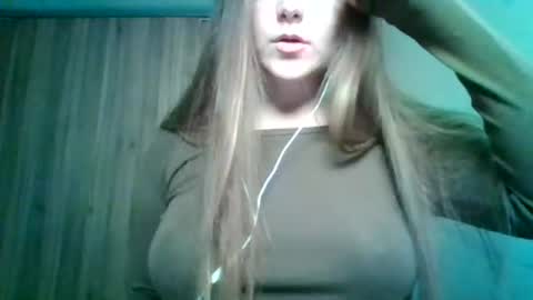 Snapshot of evasapples2026 chatting on 06/19/26, 08:45 evasapples2026 online show from 06/19/26, 08:45