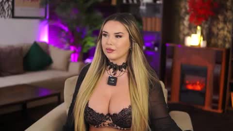 Snapshot of evasunderland chatting on 10/25/25, 03:40 Eva online show from 10/25/25, 03:40