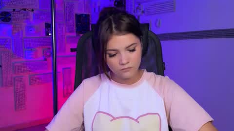 Snapshot of evathopson chatting on 11/21/25, 08:24 Eva next stream - - 1600 UTC2000 online show from 11/21/25, 08:24