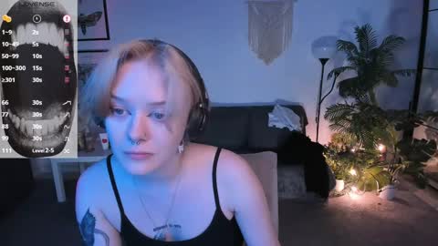 Snapshot of evathority chatting on 04/21/26, 01:42 online show from 04/21/26, 01:42