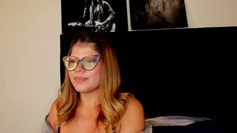 Snapshot of eve_collen chatting on 11/17/25, 01:11 Eve collen online show from 11/17/25, 01:11