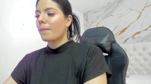 Snapshot of evelin__thompsson chatting on 03/25/26, 03:45 evelin__thompsson online show from 03/25/26, 03:45