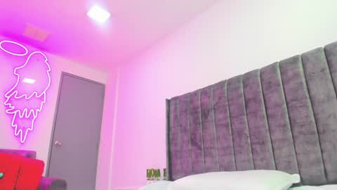 Snapshot of evelin__thompsson chatting on 04/11/26, 01:21 evelin__thompsson online show from 04/11/26, 01:21