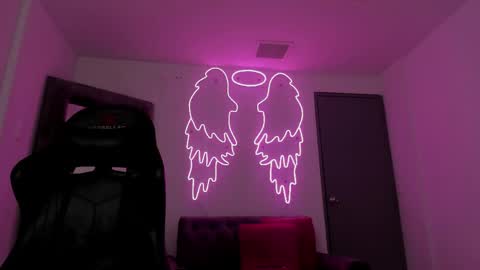 Snapshot of evelin__thompsson chatting on 04/18/26, 04:05 evelin__thompsson online show from 04/18/26, 04:05