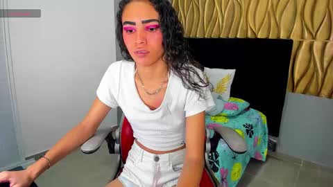 Snapshot of evelin_shy chatting on 11/15/25, 04:32 Evelin online show from 11/15/25, 04:32