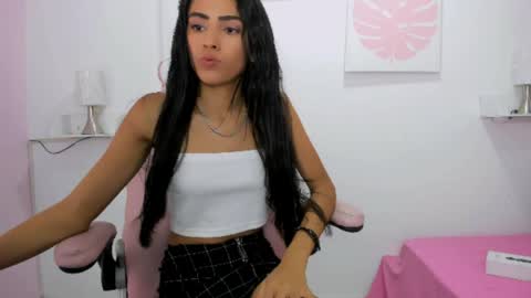 Snapshot of evelin_shy chatting on 04/06/26, 01:03 Evelin online show from 04/06/26, 01:03