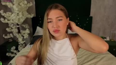 Snapshot of evelina_chapman chatting on 04/20/26, 12:57 Evelina online show from 04/20/26, 12:57