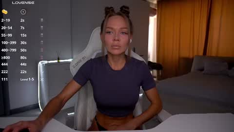 Snapshot of evelina_fox chatting on 07/05/26, 08:32 Evelina online show from 07/05/26, 08:32