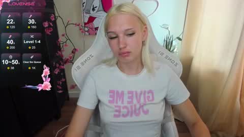 Snapshot of evelinalu chatting on 07/16/26, 01:11 Evelina online show from 07/16/26, 01:11