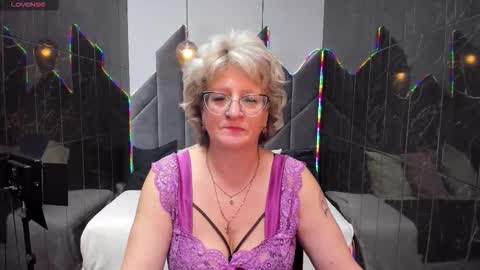 Snapshot of evelynblissful chatting on 09/22/25, 04:58 Evelyn online show from 09/22/25, 04:58