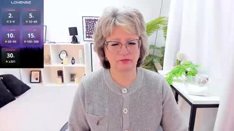 Snapshot of evelynblissful chatting on 11/17/25, 05:13 Evelyn online show from 11/17/25, 05:13