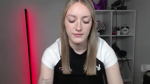 Snapshot of evelynblond chatting on 03/11/26, 07:03 evelynblond online show from 03/11/26, 07:03