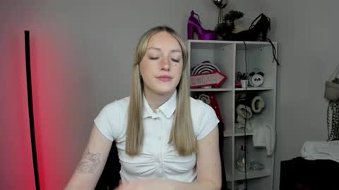 Snapshot of evelynblond chatting on 03/27/26, 10:15 evelynblond online show from 03/27/26, 10:15