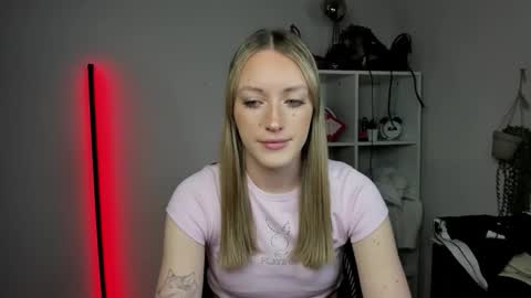 Snapshot of evelynblond chatting on 04/03/26, 12:36 evelynblond online show from 04/03/26, 12:36