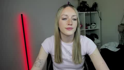 Snapshot of evelynblond chatting on 04/13/26, 12:32 evelynblond online show from 04/13/26, 12:32