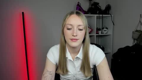 Snapshot of evelynblond chatting on 04/15/26, 12:34 evelynblond online show from 04/15/26, 12:34