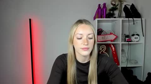 Snapshot of evelynblond chatting on 06/08/26, 12:38 evelynblond online show from 06/08/26, 12:38