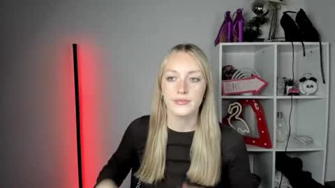 Snapshot of evelynblond chatting on 06/09/26, 12:39 evelynblond online show from 06/09/26, 12:39