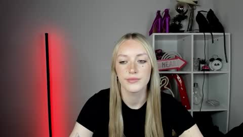 Snapshot of evelynblond chatting on 06/10/26, 12:37 evelynblond online show from 06/10/26, 12:37