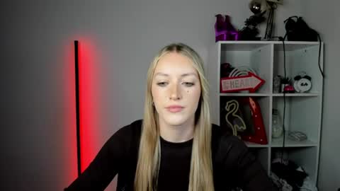 Snapshot of evelynblond chatting on 06/12/26, 12:37 evelynblond online show from 06/12/26, 12:37