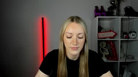 Snapshot of evelynblond chatting on 06/15/26, 12:40 evelynblond online show from 06/15/26, 12:40