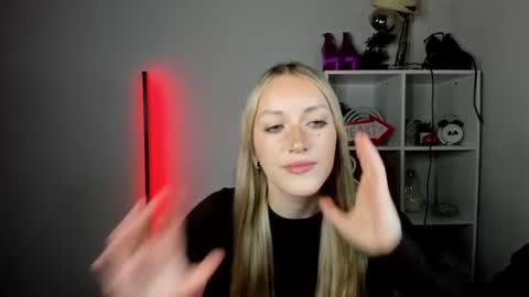 Snapshot of evelynblond chatting on 06/16/26, 12:41 evelynblond online show from 06/16/26, 12:41