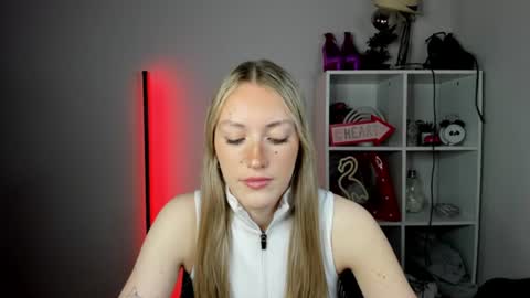 Snapshot of evelynblond chatting on 06/17/26, 10:28 evelynblond online show from 06/17/26, 10:28