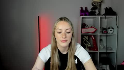 Snapshot of evelynblond chatting on 06/18/26, 12:31 evelynblond online show from 06/18/26, 12:31
