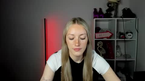 Snapshot of evelynblond chatting on 06/19/26, 12:53 evelynblond online show from 06/19/26, 12:53