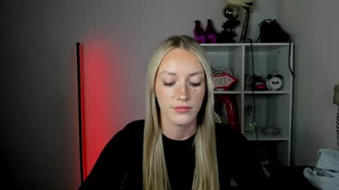 Snapshot of evelynblond chatting on 06/22/26, 01:52 evelynblond online show from 06/22/26, 01:52