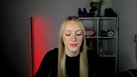 Snapshot of evelynblond chatting on 06/23/26, 10:24 evelynblond online show from 06/23/26, 10:24