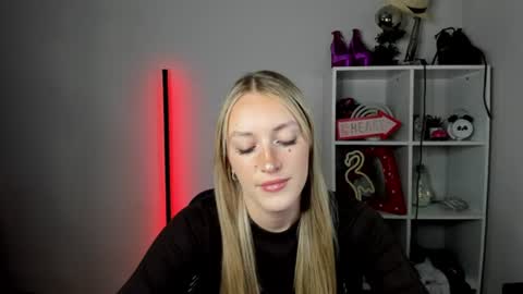 Snapshot of evelynblond chatting on 06/24/26, 12:37 evelynblond online show from 06/24/26, 12:37