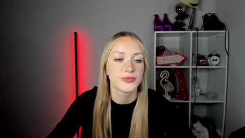 Snapshot of evelynblond chatting on 06/25/26, 10:20 evelynblond online show from 06/25/26, 10:20